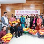 ठंड से राहत : डीएम स्वाति एस. भदौरिया ने जरूरतमंद परिवारों को वितरित की राहत सामग्री