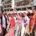 MDDA एचआईजी कॉलोनी में रंगारंग होली कार्यक्रम, खूब उड़ा अबीर-गुलाल