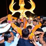 काशीपुर से सड़क मार्ग से खटीमा पहुंचे सीएम धामी, बुलडोजर से हुआ भव्य स्वागत, सड़कों पर उमड़ा जनसैलाब!