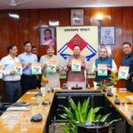 सीएम धामी ने लोक निर्माण विभाग की मास्टर प्लान पुस्तिका का किया विमोचन