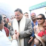 सीएम धामी का माणा दौरा, महिला सशक्तिकरण और विकास पर जोर