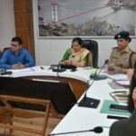 डीएम नितिका खण्डेलवाल का टिहरी में सड़क हादसों पर सख्त एक्शन, संवेदनशील मार्गों पर भूस्खलन उपचार के निर्देश