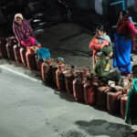 उत्तराखंड : गैस सिलेंडर के लिए रातभर लगी कतारें, अफवाह से बढ़ी अफरा-तफरी