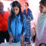 कमेड़ा गांव पहुंचीं DM, विकास योजनाओं की जमीनी हकीकत परखी