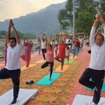 शारदा घाट श्रीनगर में गूंजा योग का संदेश, 92 लोगों ने किया सामूहिक योगाभ्यास