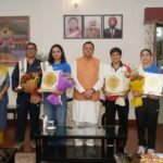 मुख्यमंत्री धामी से मिलीं अंतरराष्ट्रीय स्तर पर पदक जीतने वाली उत्तराखंड की महिला मुक्केबाज, CM ने किया सम्मानित