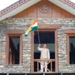 सीएम धामी ने मुख्यमंत्री आवास पर तिरंगा लगाकर दिया ‘हर घर तिरंगा’ का संदेश