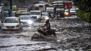 उत्तराखण्ड में भारी बारिश को लेकर रेड अलर्ट, स्कूल बंद