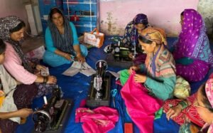 महिलाओं सीख रहे सिलाई का हुनर, आत्मनिर्भर बनाने की पहल