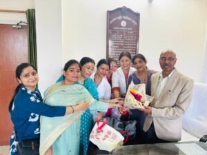 आयुर्वेदिक स्टाफ नर्सों के स्थायीकरण पर खुशी, नवरात्रि में कुल सचिव डॉ. शिव कुमार बरनवाल को दी बधाई