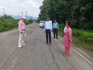 सड़कों की हकीकत परखने उतरे एसडीएम संदीप कुमार, कौड़िया-मोटाढाक और कोटद्वार-मवाकोट-कण्वाश्रम मार्ग का निरीक्षण, बारिश में उखड़े पैच और दरारों पर विभाग को दिए सख्त निर्देश