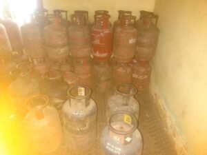 देहरादून में अवैध गैस रिफिलिंग पर बड़ी कार्रवाई, 104 सिलेंडर जब्त; दो गिरफ्तार
