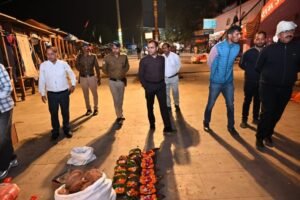 कुंभ की तैयारियों पर डीएम मयूर दीक्षित का रात में एक्शन, दीपावली से पहले हरकी पैड़ी समेत घाटों का काम पूरा करने के निर्देश